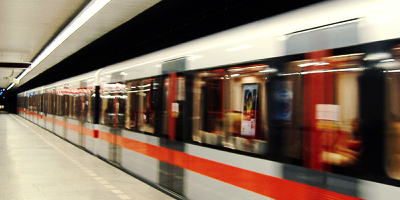 Fluchtpunktfotografie, das Spiel mit Bewegung und Licht am Beispiel einer U-Bahn in Prag, Tschechien